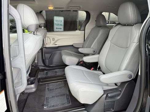 Used 2023 Toyota Sienna XLE image 17
