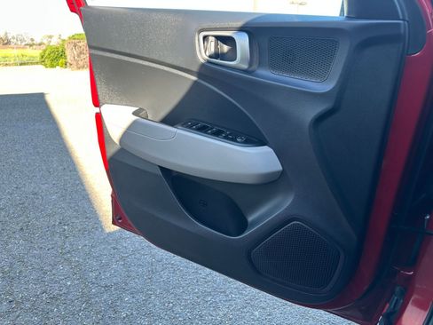 Used 2025 Hyundai Venue SEL image 18