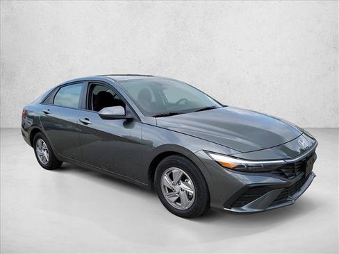 Used 2026 Hyundai Elantra SE FWD image 3