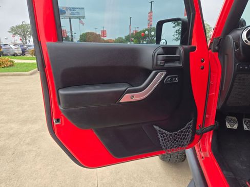 Used 2013 Jeep Wrangler Unlimited Rubicon w/ Connectivity Group AWD/4WD image 12