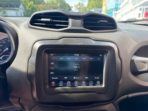 Used 2018 Jeep Renegade Latitude w/ Cold Weather Group AWD/4WD image 17