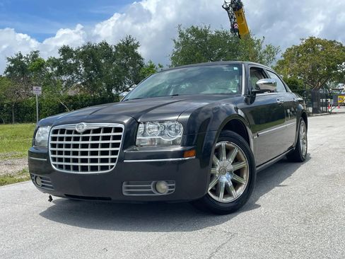 Used 2010 Chrysler 300 Touring RWD image 2