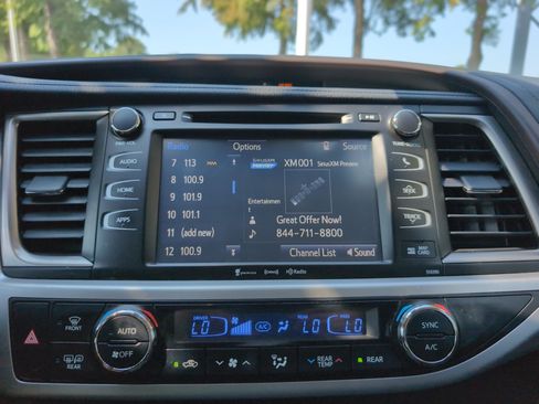 Used 2019 Toyota Highlander XLE AWD/4WD image 23