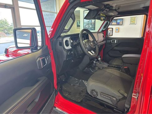 Used 2025 Jeep Wrangler Sahara image 15