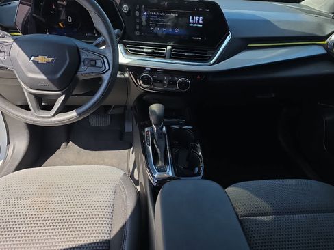 Used 2025 Chevrolet Trax LT FWD image 4