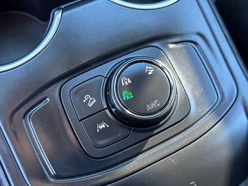 Used 2024 GMC Terrain SLE image 31