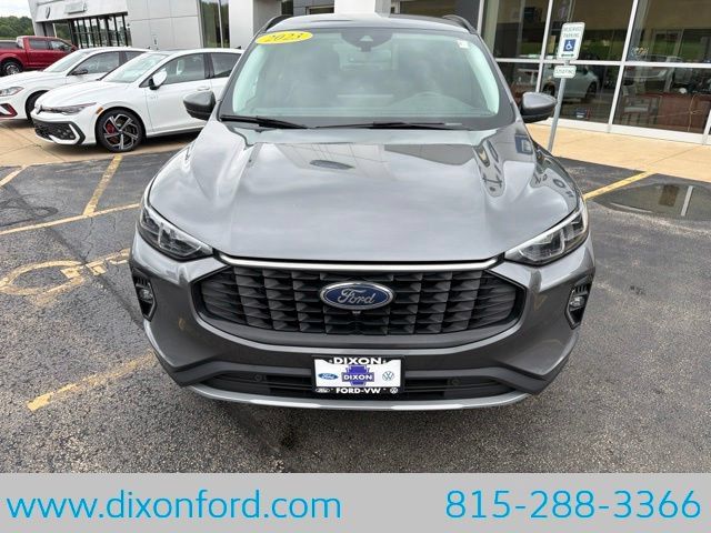 Used 2023 Ford Escape Platinum AWD/4WD image 2
