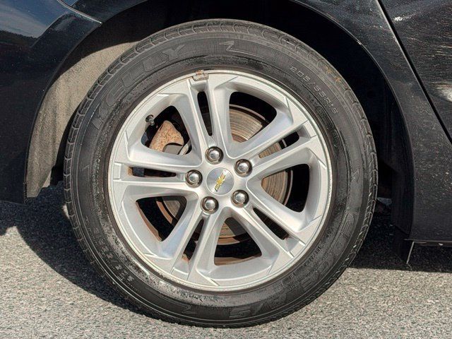 Used 2018 Chevrolet Cruze LT w/ Convenience Package FWD image 16