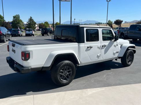Used 2024 Jeep Gladiator Sport AWD/4WD image 7
