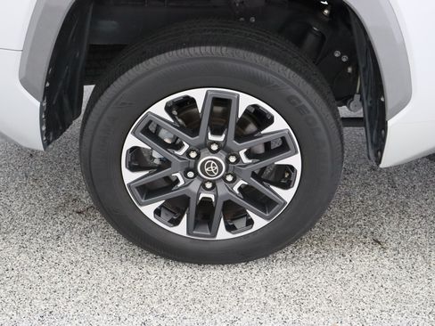 Used 2022 Toyota Tundra Limited w/ Power Package AWD/4WD image 6