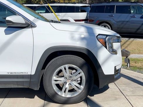 Used 2024 GMC Terrain SLE image 12