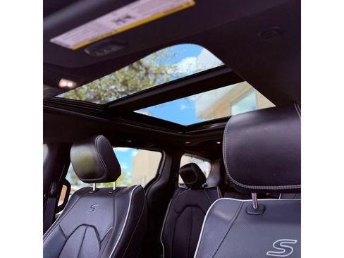 Used 2025 Chrysler Pacifica Limited FWD image 26