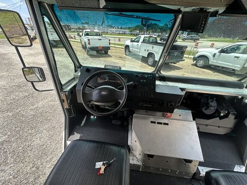 Used 2016 Ford E-350 and Econoline 350 Super Duty w/ A/C Prep Package RWD image 9