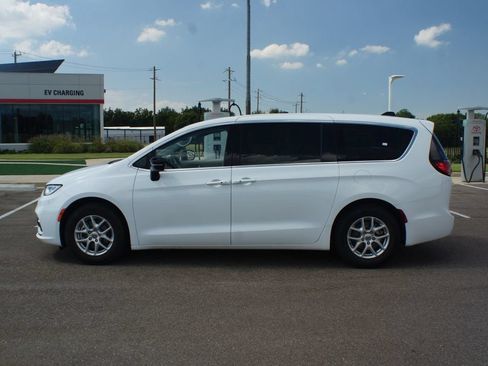 Used 2024 Chrysler Pacifica Touring-L FWD image 13