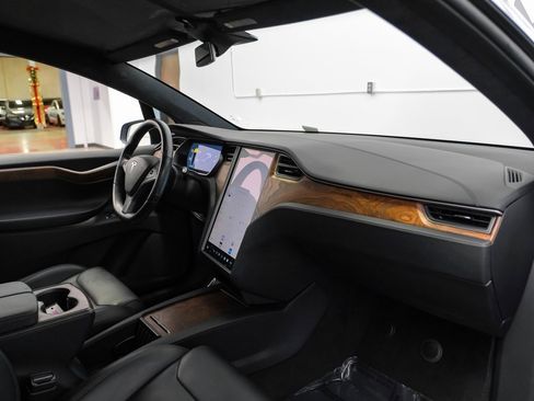 Used 2018 Tesla Model X 75D image 15