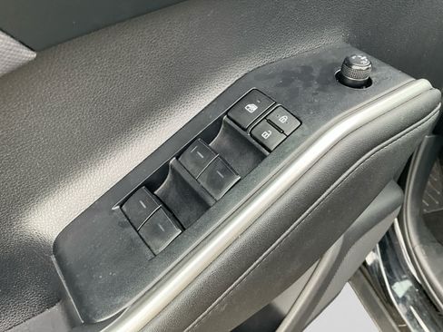 Used 2024 Toyota Highlander LE AWD/4WD image 19