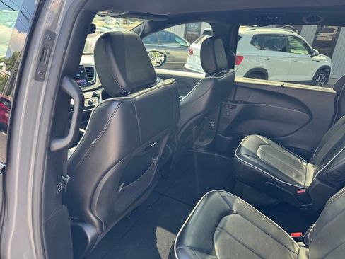 Used 2025 Chrysler Pacifica Limited FWD image 15