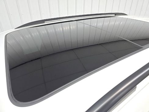 Used 2022 Volkswagen Tiguan SE R-Line image 11