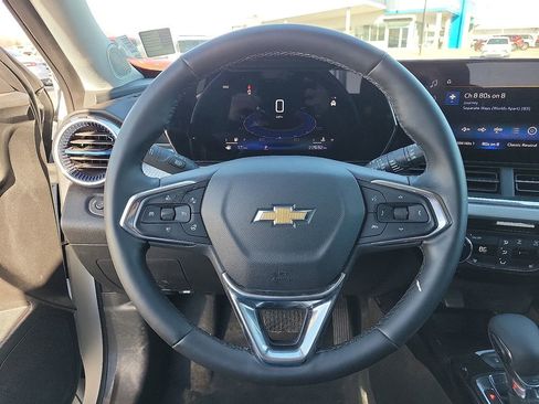 Used 2025 Chevrolet Trax LT w/ LT Convenience Package image 19