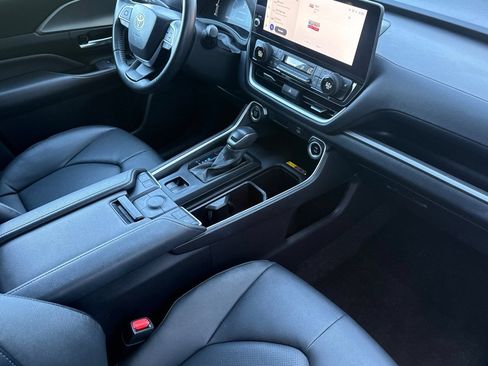 Used 2025 Toyota Grand Highlander AWD image 17