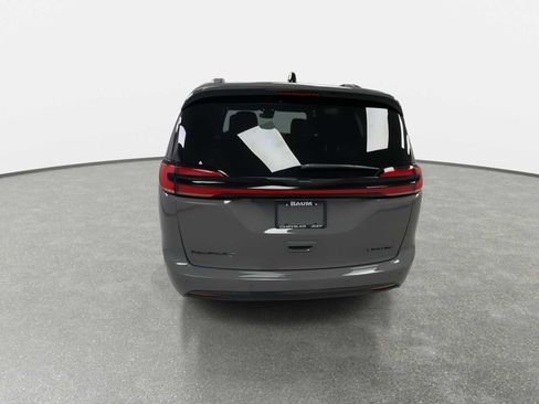 Used 2025 Chrysler Pacifica Limited image 7