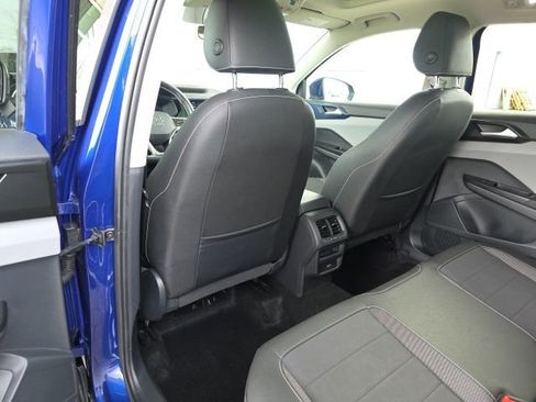 Used 2023 Volkswagen Taos SE w/ Panoramic Sunroof Package AWD/4WD image 17