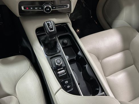 Used 2018 Volvo XC90 T6 Momentum w/ Convenience Package AWD/4WD image 10