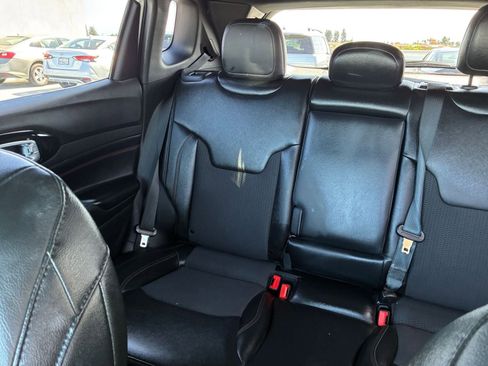 Used 2025 Jeep Compass Trailhawk image 39