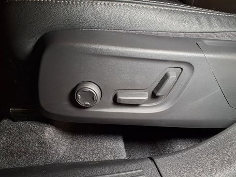 Used 2025 Volvo XC40 B5 Plus image 13