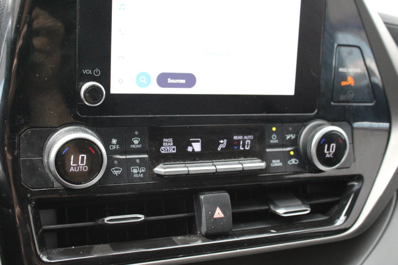 Used 2024 Toyota Highlander LE AWD/4WD image 16