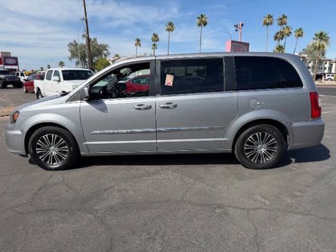 Used 2014 Chrysler Town & Country S FWD image 6