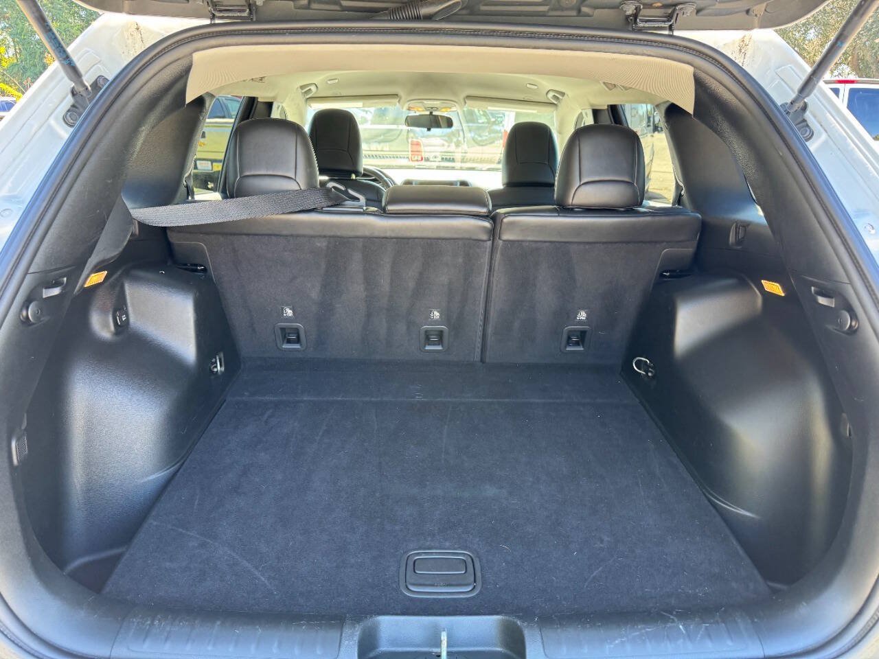 Used 2019 Jeep Cherokee Latitude Plus w/ Cold Weather Group AWD/4WD image 13