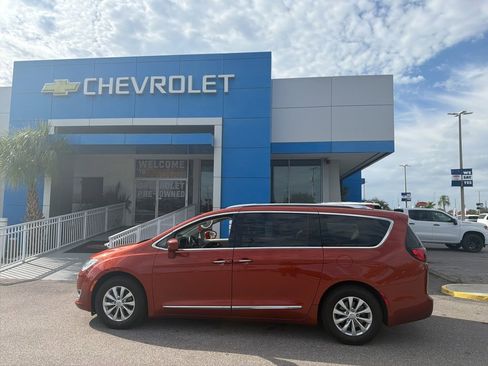 Used 2018 Chrysler Pacifica Touring-L image 5