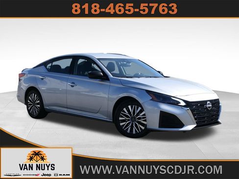 Used 2024 Nissan Altima 2.5 SV FWD image 1