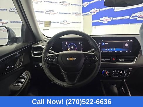 Used 2025 Chevrolet TrailBlazer LT FWD image 2