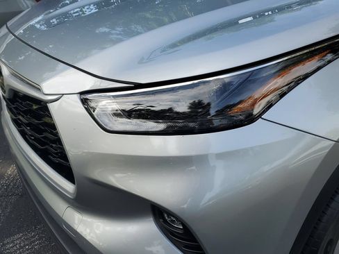 Used 2024 Toyota Highlander XLE FWD image 10