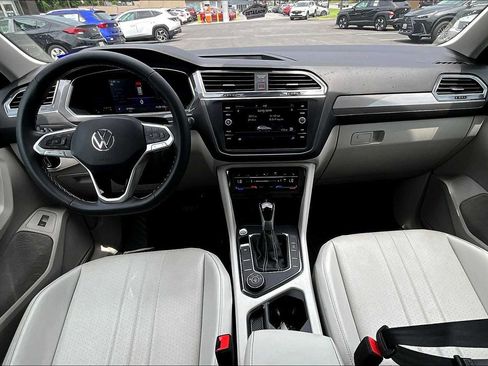 Used 2022 Volkswagen Tiguan SE AWD/4WD image 16