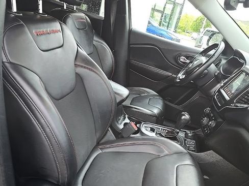 Used 2019 Jeep Cherokee Trailhawk w/ Comfort/Convenience Group AWD/4WD image 9