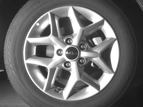 Used 2025 Kia Soul LX w/ LX Technology Package FWD image 13