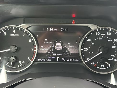 Used 2025 Nissan Pathfinder SV FWD image 2