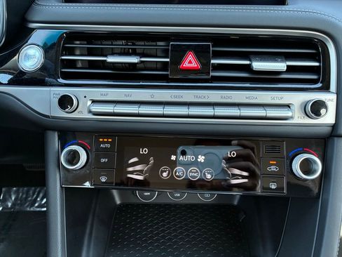 Used 2025 Genesis G70 2.5T image 22