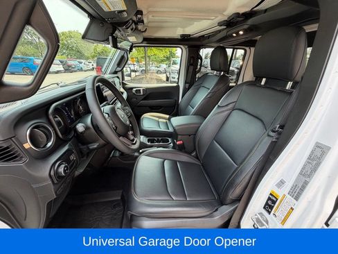 Certified 2025 Jeep Gladiator Mojave AWD/4WD image 22