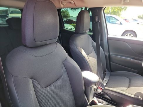 Used 2018 Jeep Renegade Altitude w/ UConnect 8.4 Nav Group FWD image 15