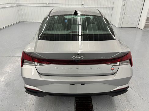 Used 2022 Hyundai Elantra SEL w/ Convenience Package FWD image 6