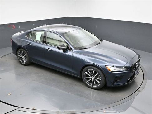 Used 2022 Volvo S60 B5 Momentum w/ Premium Package image 43