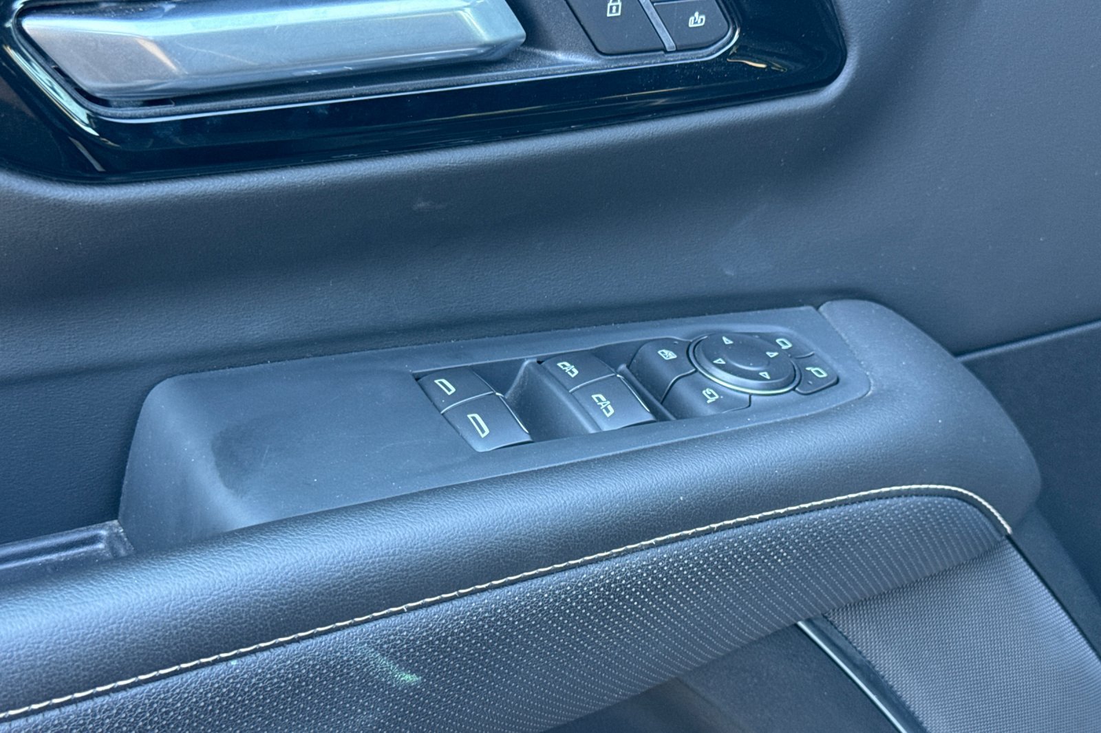 Used 2026 Chevrolet Suburban Premier AWD/4WD image 12
