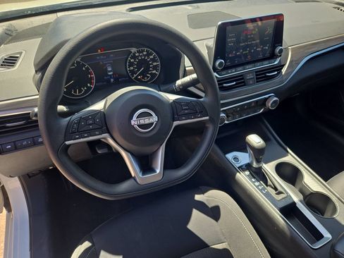 Used 2025 Nissan Altima 2.5 SV FWD image 15