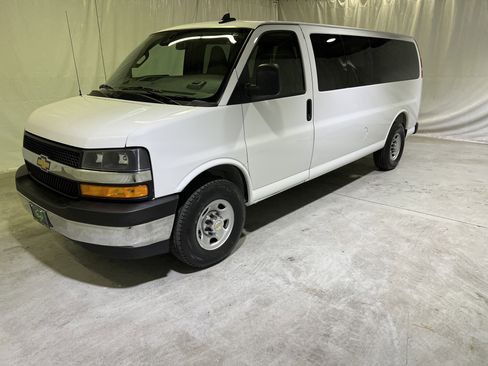 Used 2025 Chevrolet Express 3500 LT w/ LT Preferred Equipment Group RWD image 6