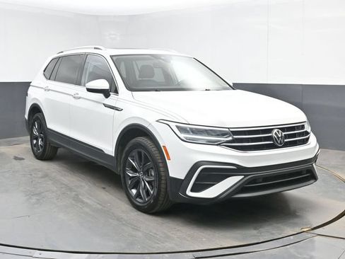 Used 2022 Volkswagen Tiguan SE AWD/4WD image 2