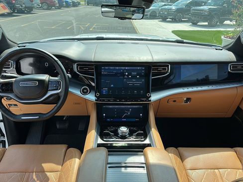 Used 2023 Jeep Grand Wagoneer Series III AWD/4WD image 18